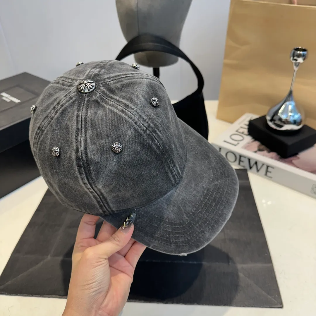 P60 Croxin Autumn New Washed Denim Baseball Cap 🧢 The colors of the small label are really eye-catching. The soft-top design of the entire hat fits perfectly on the head and is very comfortable. The color and texture are relatively retro and very versatile. Highly recommended. A must-have item for everyone.